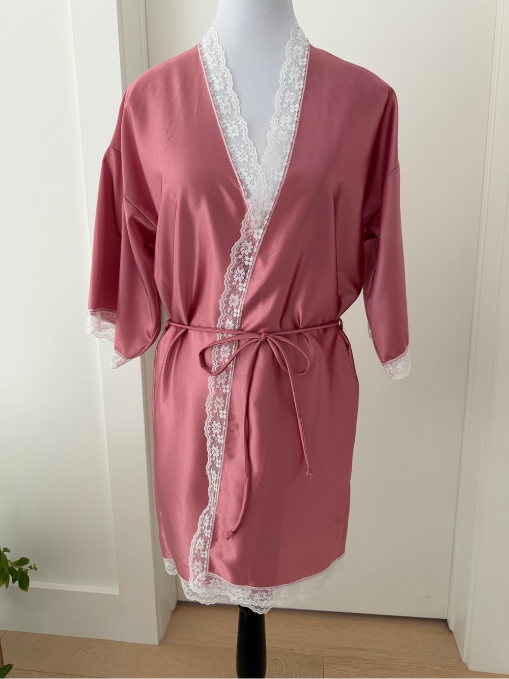 VINTAGE Cahill Lingerie Short Tie Waist Robe Lace Trim Duster Feminine Lounge